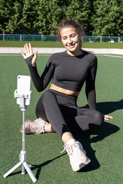 Mujer Vlogger Ropa Deportiva Sentado Césped Artificial Aire Libre Decir — Foto de Stock