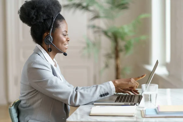 Afro empregado mulher trabalhando no laptop em casa escritório, conversando em vídeo chat com clientes ou cliente — Fotografia de Stock