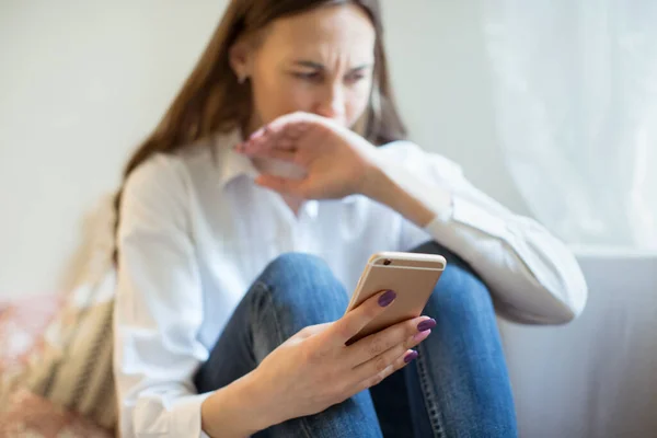 Huilende Jonge Vrouw Depressie Die Naar Telefoon Kijkt Krijgt Slecht — Stockfoto