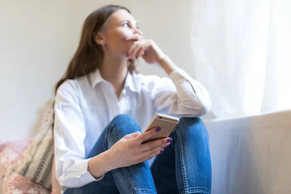 Portret Van Een Wazige Depressieve Vrouw Die Bank Zit Uit — Stockfoto