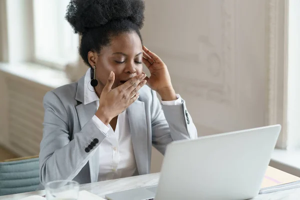 Moe van Afro kantoormedewerker in blazer geeuw op het werk, lijden aan chronische vermoeidheid, saaie baan — Stockfoto