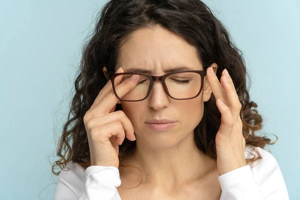 Mujer de negocios somnolienta en gafas frotando los ojos que sufren de enfermedades oculares, tensión ocular. Fatiga. —  Fotos de Stock