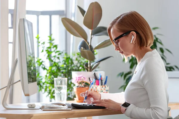 Freelancer Mulher Tomando Notas Com Uma Caneta Trabalhando Computador Usando — Fotografia de Stock