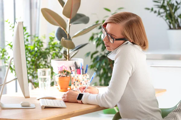 Frilansare Kvinna Talar Smartphone Anteckningar Med Penna Arbetar Datorn Från — Stockfoto