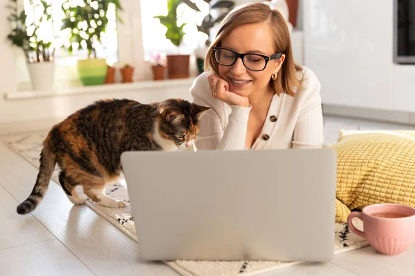 Woman Freelancer Lies Carpet Living Room Watch Webinar Female Her — Stock Photo, Image