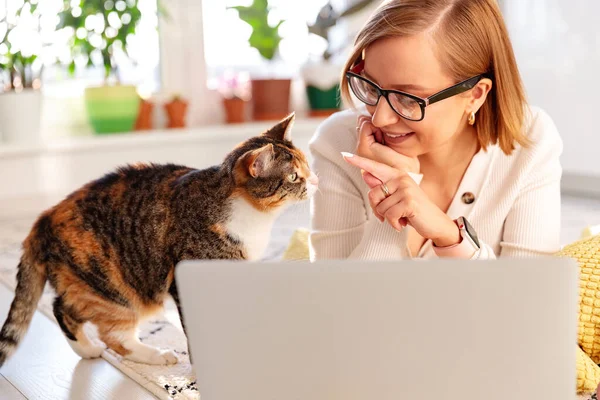 Donna Sorridente Collaboratore Esterno Trova Tappeto Soggiorno Lavora Computer Portatile — Foto Stock