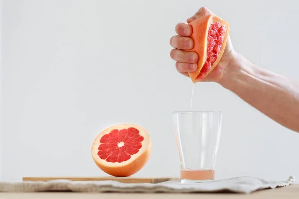 Zumo Pomelo Exprimido Mano Vitamina Vital Para Mantener Sistema Inmunológico —  Fotos de Stock