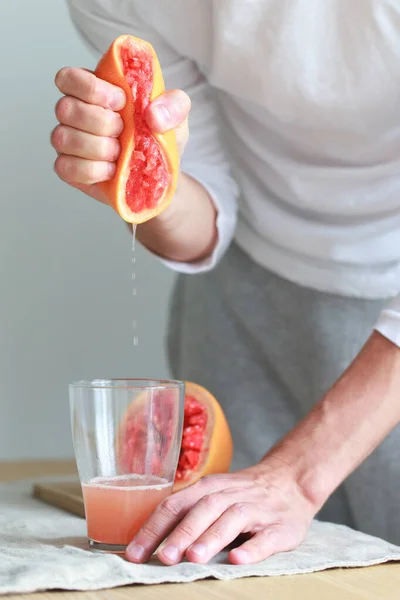 Zumo Pomelo Exprimido Mano Vitamina Vital Para Mantener Sistema Inmunológico —  Fotos de Stock