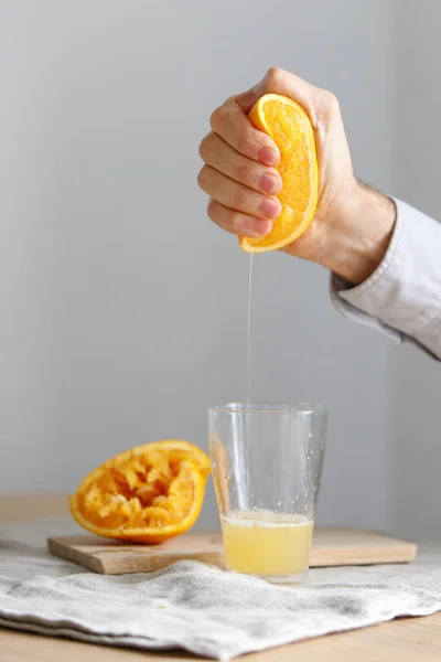 Kézzel Facsart Narancslé Szürke Háttér Vitamin Létfontosságú Immunrendszer Egészségének Megőrzéséhez — Stock Fotó