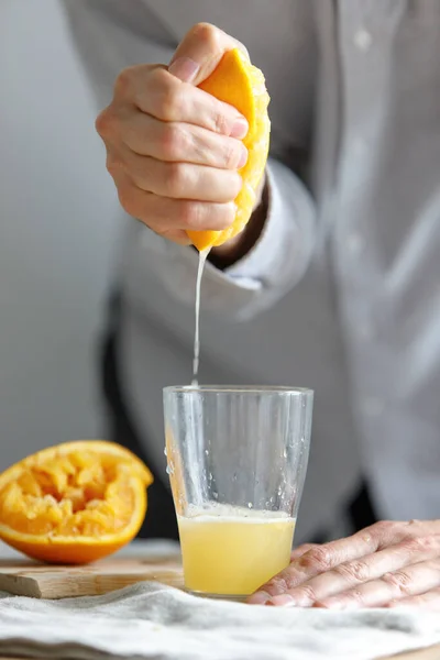 Jugo Naranja Exprimido Mano Vitamina Vital Para Mantener Sistema Inmunológico —  Fotos de Stock