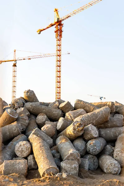 Grande Pilha Pilhas Concreto Cortado Local Construção Guindastes Torre Fundo — Fotografia de Stock