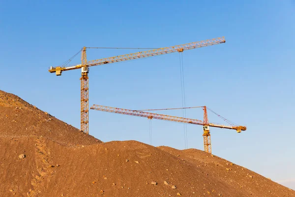 Alta Pilha Areia Gruas Torre Alta Altitude Grupo Local Construção — Fotografia de Stock