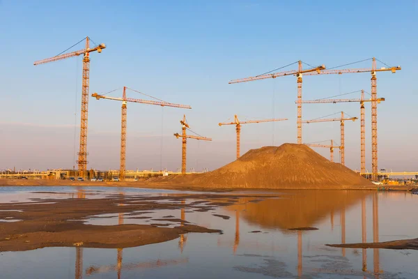 Alta Pilha Areia Gruas Torre Alta Altitude Grupo Local Construção — Fotografia de Stock