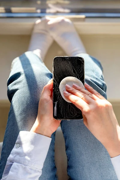 Vrouw Schoonmaken Van Mobiele Telefoon Ziektekiemen Elimineren Coronavirus Covid Bacteriën — Stockfoto