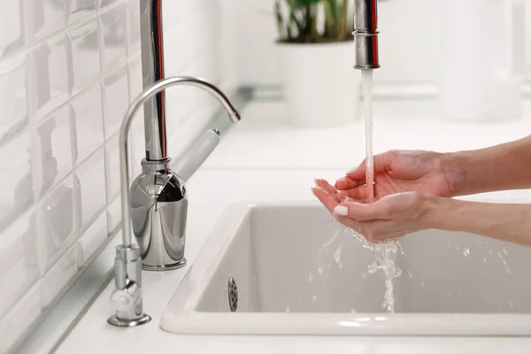 Mujer Lavándose Limpiándose Las Manos Bajo Agua Corriente Del Grifo — Foto de Stock