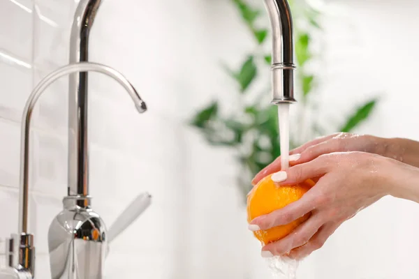 Manos Mujer Lavando Naranja Madura Bajo Grifo Cocina Del Fregadero —  Fotos de Stock