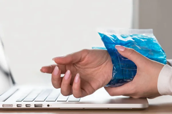 Close Van Vrouw Die Koud Kompres Een Haar Pijnlijke Pols — Stockfoto