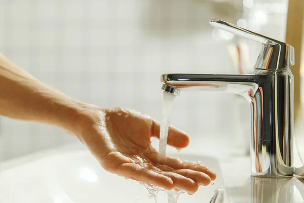 Hombre Lavando Limpiando Mano Baño Enfoque Suave Primer Plano Los —  Fotos de Stock