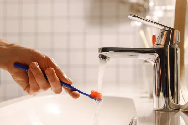 Banyodaki Akan Suyun Altında Diş Fırçasını Temizleyen Adam Onu Temizliyor — Stok fotoğraf