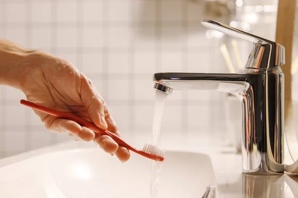 Hombre Limpiando Cepillo Dientes Bajo Agua Corriente Baño Limpiándolo Enfoque —  Fotos de Stock