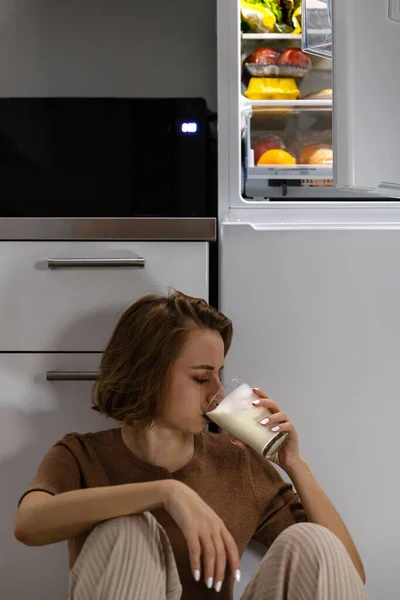 Jeune Femme Buvant Lait Près Réfrigérateur Ouvert Minuit Alors Elle — Photo