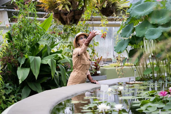 Botanikerin Safaristil Gewächshaus Naturforscher Khakifarbener Kleidung Erkundet Tropische Wasserpflanzen Gewächshaus — Stockfoto