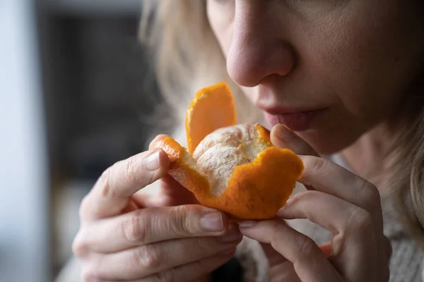 Chora Kobieta Próbuje Wyczuć Zapach Świeżej Pomarańczy Mandarynkowej Objawy Covid — Zdjęcie stockowe