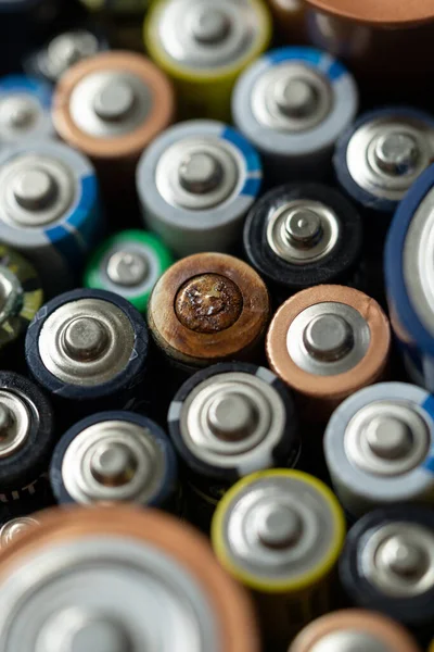 Primer Plano Extremos Positivos Baterías Descargadas Diferentes Tamaños Formatos Enfoque — Foto de Stock