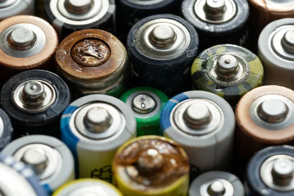 Primer Plano Extremos Positivos Baterías Descargadas Diferentes Tamaños Formatos Enfoque — Foto de Stock