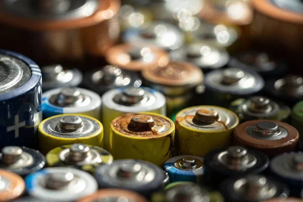 Primer Plano Los Extremos Positivos Las Baterías Descargadas Enfoque Selectivo — Foto de Stock