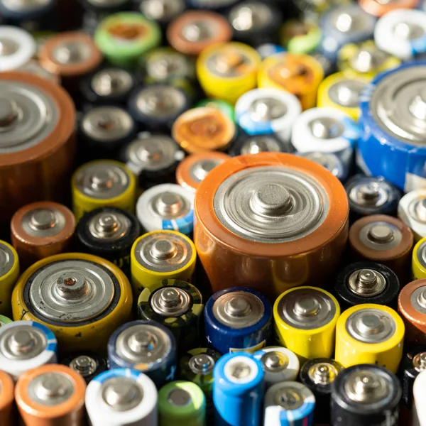 Nahaufnahme Der Positiven Enden Entladener Batterien Selektiver Fokus Makroaufnahme Gebrauchte — Stockfoto