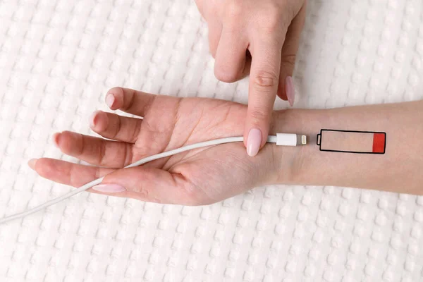 Weinig Batterij Symbool Getekend Menselijke Hand Vermoeide Vrouw Het Bed — Stockfoto