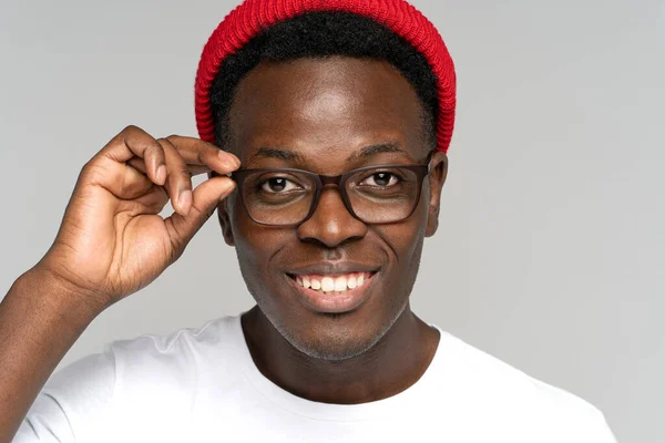 Nahaufnahme Porträt junger afrikanischer Hipster mit breitem zahnlosen Lächeln isoliert auf weißem Hintergrund — Stockfoto