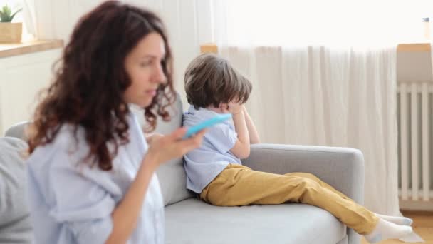 Băieţelul plânge în timp ce mama se ceartă cu tata la telefon. Fiul deprimat obosit de lupte de familie — Videoclip de stoc