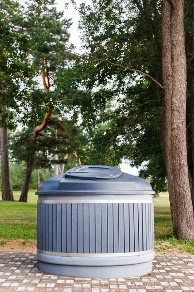 Poubelle Moderne Peut Rond Récipient Dans Parc Pour Collecte Séparée — Photo