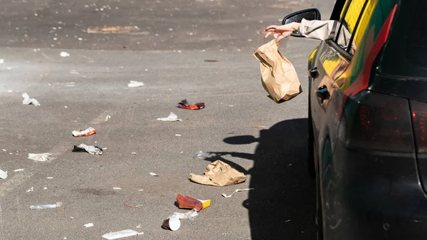 Kvinnan Håller Papperskorgen Handen Genom Fönstret Kör Bilen Chauffören Kastar — Stockfoto