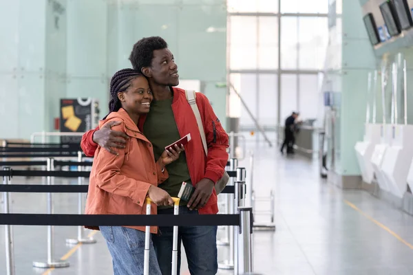 Reisefreiheit. Afrikanisches Paar wartet nach dem Ende der Geschlechtskrankheit auf den Abflug. Zurück zur Normalität. — Stockfoto