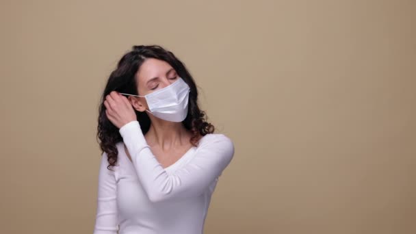 Gelukkig vrouw gooi medische masker weg na einde van covid-19 corona epidemie. Terug naar normaal concept — Stockvideo