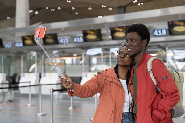 Liebespaar macht Selfie-Foto am Flughafen und wartet erst nach Flug ins Ausland und Urlaub — Stockfoto