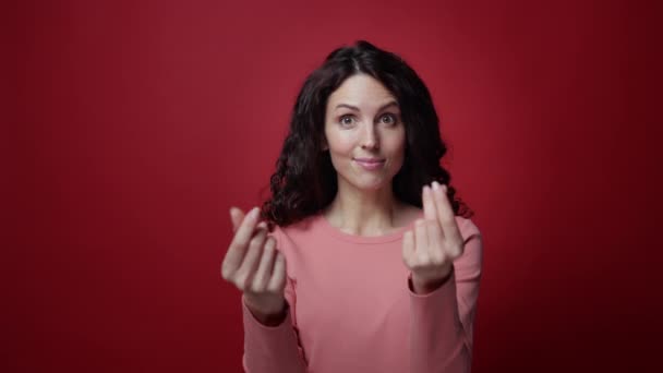 Je sais gagner de l'argent. Souriant femme frotter doigts a idée de profit rapide, commencer à disperser de l'argent — Video