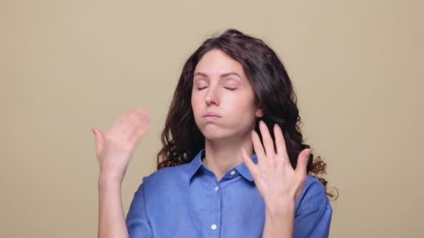 Portret van jonge vrouw lijden aan warmte unbutton shirt, hitteberoerte of stressvolle situatie concept — Stockvideo