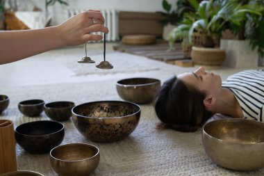 Kadın ses masajı, Tibet müzik kaseleri tedavisi. Doğulu meditasyon geleneği