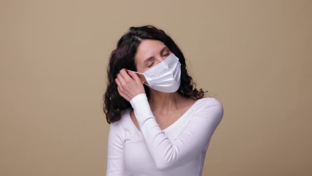 코로나 바이러스가 유행하고 격리 된 후 의료용 마스크를 벗은 행복 한 여성 스튜디오 촬영 — 비디오
