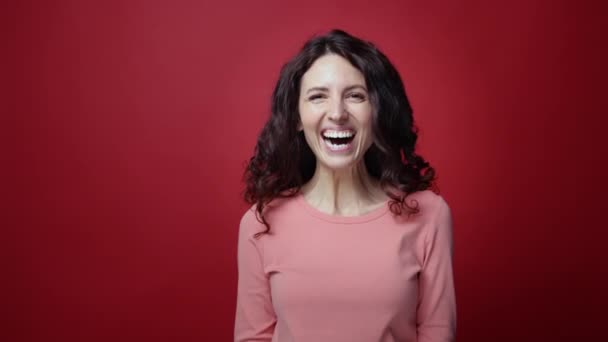 Ritratto di femmina eccitata felice nell'eccitazione mostra pollice in su isolato su sfondo rosso dello studio — Video Stock