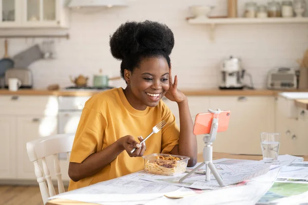 Glückliche schwarze Frau spricht mit Freund per Videoanruf beim Abendessen oder Pause von der Arbeit bei covid-19 Epidemie — Stockfoto