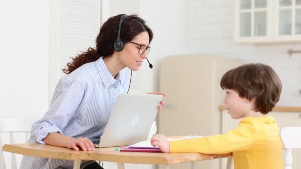 Felice mamma si diverte con il piccolo figlio a pausa dal lavoro freelance, videoconferenza chiamate di lavoro da casa — Video Stock