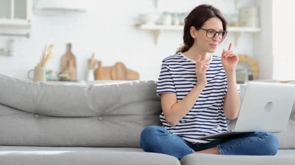 Donna eccitata leggere buone notizie di vittoria in concorso nuova opportunità di lavoro digitando risposta sul computer portatile — Video Stock