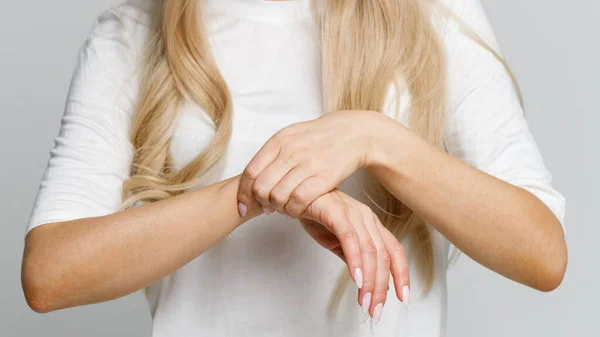 Κοντινό Πλάνο Γυναικείων Χεριών Που Κρατούν Τον Επίπονο Καρπό Της — Φωτογραφία Αρχείου