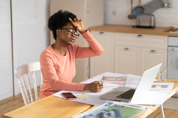 Moe architect vrouw werken vanuit huis aanraking voorhoofd. zwart freelancer vrouw lijden aan hoofdpijn — Stockfoto