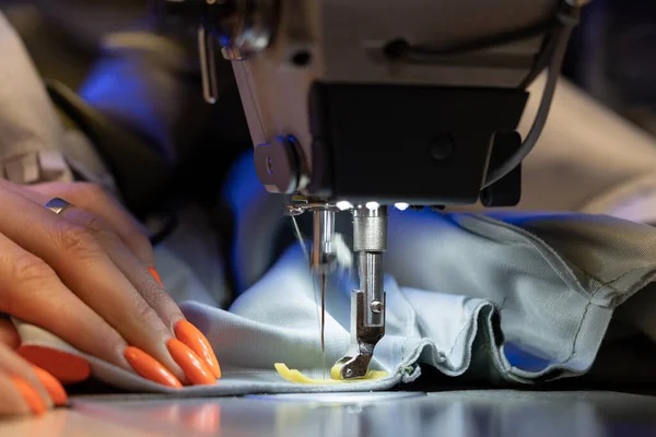 Lavoro di sarta sulla macchina da cucire, primo piano. Donna stilista creare nuova collezione di vestiti — Foto Stock